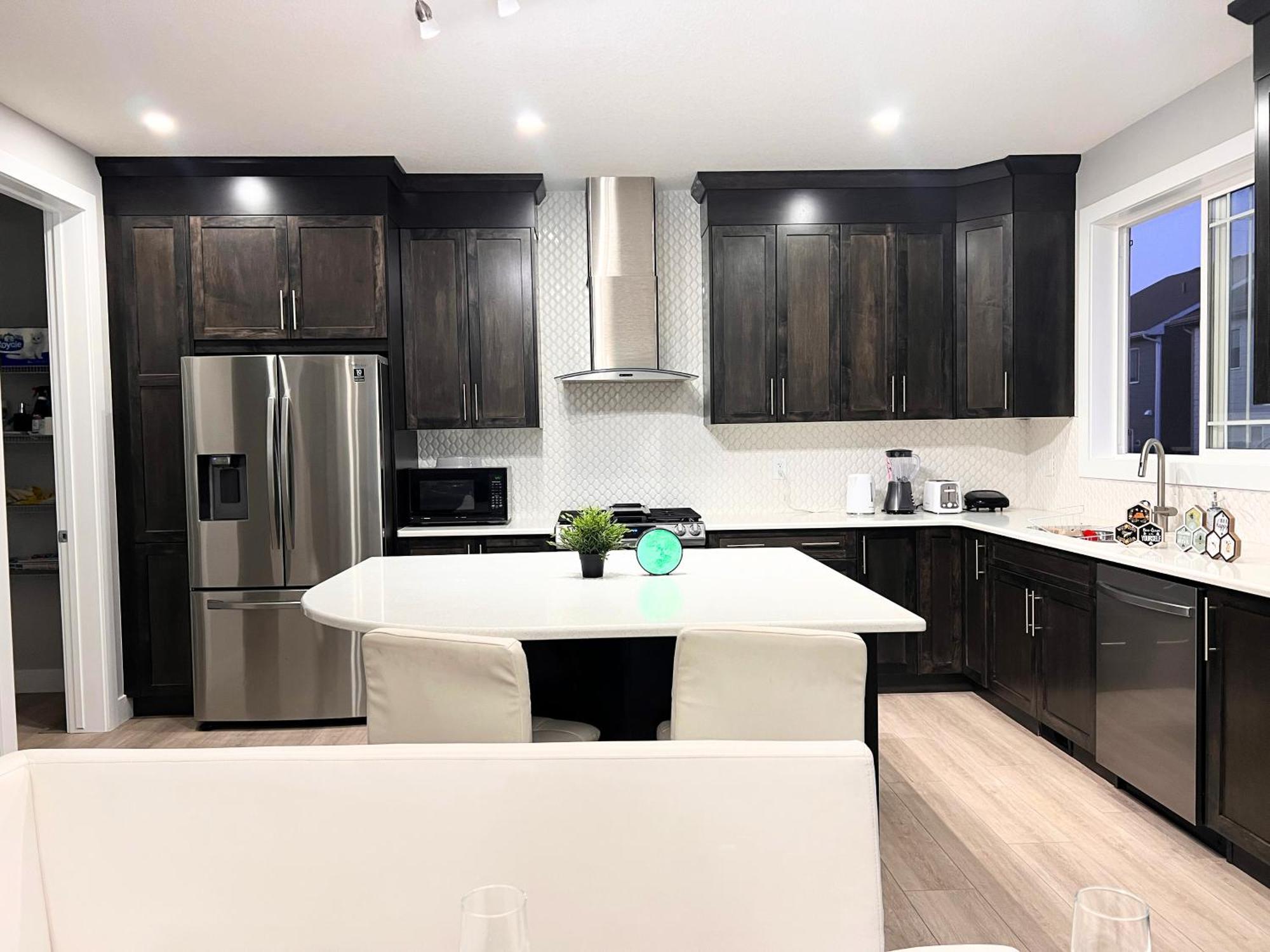 Flowealth Property Luxury Villa Near Lake Netflix Tv Wifi YYC Dış mekan fotoğraf