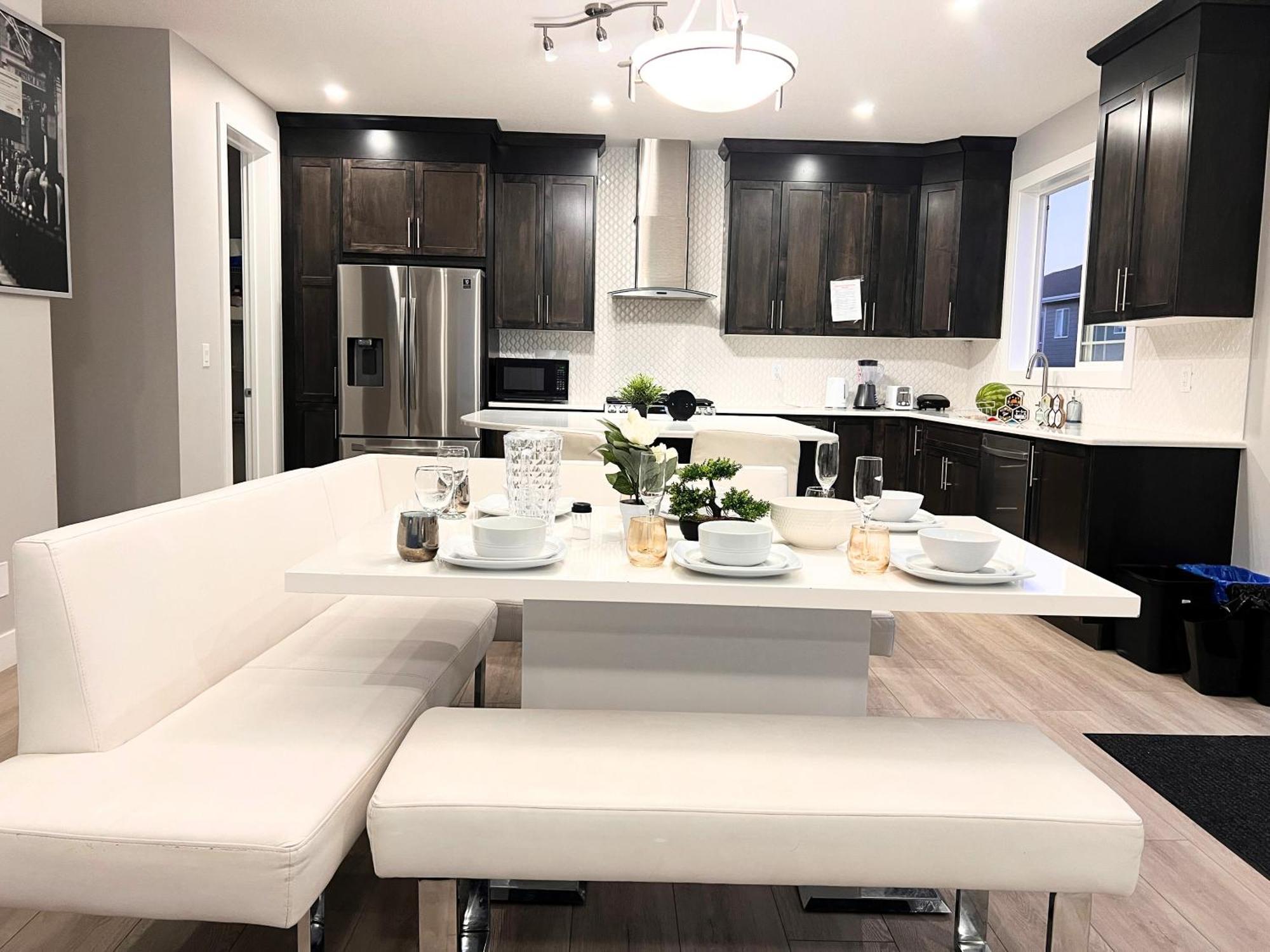 Flowealth Property Luxury Villa Near Lake Netflix Tv Wifi YYC Dış mekan fotoğraf